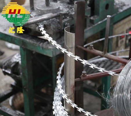 सैन्य परिचालन और सीमा सुरक्षा के लिए उच्च प्रदर्शन BTO-18 कॉन्सर्टिना रेजर वायर बाड़